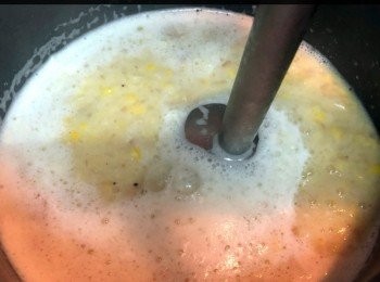 step5: 離火用手提攪拌器將鍋內的材料全部打爛。