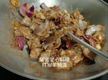 step7: 下羊腩炒均,下水蓋過面,煲滚。