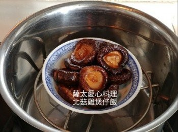 step1: 冬菇加入硽料拌匀,硽15分鐘,蒸10分鐘。