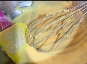 step3: 1）分2次篩入低筋麵粉