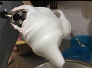 step4: 1）蛋白打起，糖分2次加入
2）打至濕性發泡，勾勾向下方向