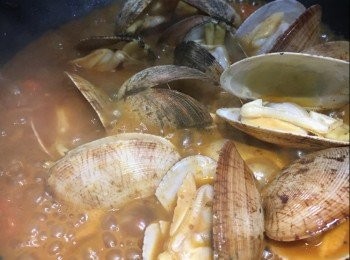 step5: 倒入白酒大火煮約1分鐘至酒精揮發，加入茄膏及番茄粒炒約2分鐘，倒入龍蝦湯、黄糖及蒔蘿(Dill)煮滾，加入大蜆蓋上煲蓋中火煮約4分鐘至大蜆打開，打開煲蓋轉大火加入意粉將湯汁收至乾身，熄火；灑上黑胡椒調味(試味後如太淡可根據個人口味灑上少許海鹽調味)，即成。