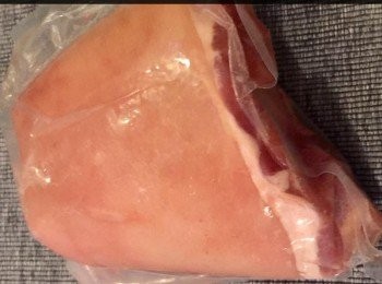 step1: <span class="group_1">食材</span>：
1隻豬手。
薑2片。
蒜2瓣。
2片檸檬。
8-10 杯滾水。

醃料：
2湯匙蒜蓉。
1湯生抽。
2湯匙迷里香。 
2湯匙檸檬汁。
一小撮糖和鹽。
2湯匙牛油。