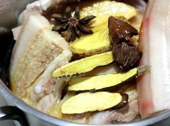 step1: 一般燒滷肉/控肉都會在45分鐘左右; 但皮皮肉是要確實燒90分鐘, 才會有軟綿的口感, 尤其為了那片豬皮。。。一切都值得!
第一次做的時候, 多準備一份<span class="group_3">滷水汁</span>材料即可, 之後再把滷汁留下, 滷水一直燒到第三次左右, 醬油的甘醇就會出來了。
皮皮肉的製作及照顧滷汁的細節, 可參考皮皮肉食譜。
豬肉以薑片來汆水, 清洗浮沬。開始滷製。