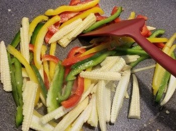 step6: 加入三色椒及粟米仔炒勻