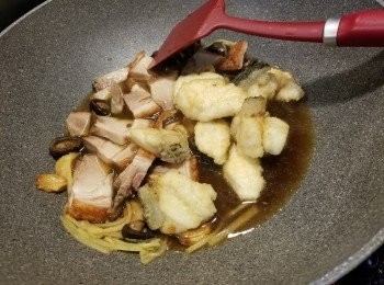step10: 加入燒肉及炸過的班腩炒勻,蓋上蓋炆4分鐘
