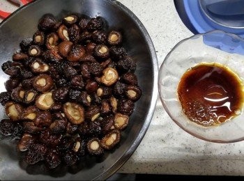 step2: 冬菇先浸30分鐘，然後浸冬菇水唔好要，怕有硫磺，再洗淨用第二次水浸軟後，用砂糖，生抽，酒，麻油，加少少浸冬菇嘅水去蒸15分鐘先炆或炒餸，包你d冬菇會好食好多呢！整定多d放雪櫃，可以放10日都得，隨時就可以用嚟整餸架……