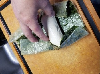 step5: 再放入素雞卷對摺再卷起成條狀