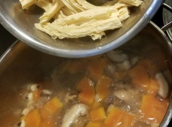 step2: 用3公升水煮滾,將所有材料(支竹除外)煮1個半小時,再加入支竹煮多半小時