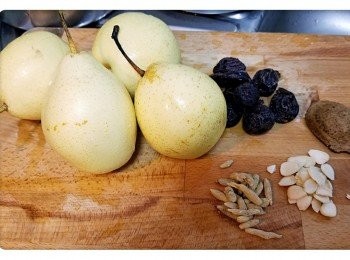 step1: 陳皮浸軟用刀去瓤，
雪梨去皮去芯切塊備用，雪梨皮留下備用