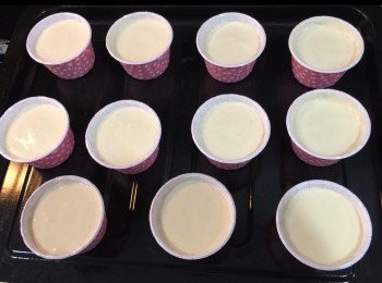 step5: 1）忌廉糊同蛋白拌勻，分2-3次做，要快手，不是慢慢。
2）倒入杯子7-8成滿
3）入爐前後凳走內有空氣