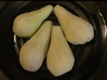 step1: 熱鍋將紅酒，糖，肉桂棒，檸檬汁和一些切絲的檸檬皮和梨煮5分鐘，然後將梨去皮 ，切成兩邊，一起放入去煮15-20分鐘，直到水份變成糖醬汁後，取出再將糖醬汁塗上批梨上，並於每個撒少許切成絲的檸檬皮，再加一些鮮奶油及藍莓伴碟便成。