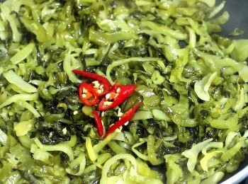 step3: 鍋中先不要加油, 先把洗淨擠乾的酸菜以中小火煸乾, 直至聞到酸菜的香氣、水氣減少、略為乾爽, 之後才開始調味。
調味, 每四兩 150克的酸菜兌糖一茶匙。製作中是一台斤的酸菜; 兌糖4茶匙。
油不需太多, 也不能太少。完作後應該是有油的亮光, 但盤底沒有底油的。