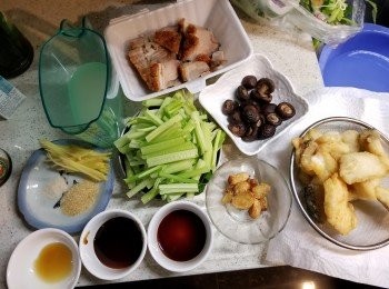 step6: 預備好所有材料:4片薑切絲,中國芹菜及蒜洗淨切段(芹菜不要葉部份),<span class="group_4">調味料</span>:生抽2茶匙,蠔油1湯匙,砂糖1茶匙,麻油1茶匙,白胡椒粉1/4茶匙,雞湯160g,食用凍開水65g