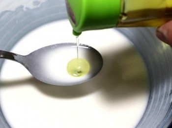 step3: 糯米粉和水攪拌均勻, 以湯匙刮壓碗底, 糯米漿很容易調好。
少許的食用油會令麻糬有更好的口感, 更順滑。必需最後才加入。