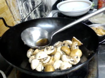 step2: 炒香磨菇灒啲酒等菇吸收香味