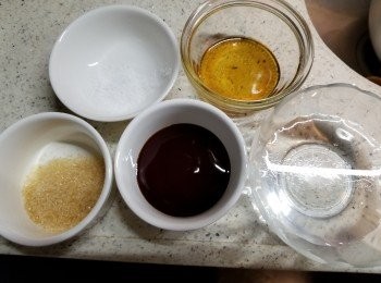 step3: 將<span class="group_2">調味料:</span>鹽半茶匙,素蠔油2湯匙,麻油2茶匙,砂糖2茶匙,食用開水50g拌勻待用