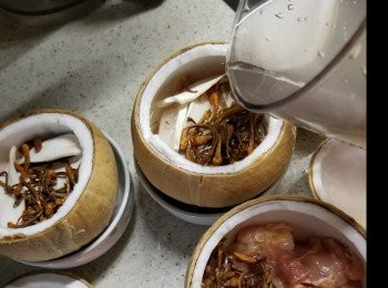 step4: 蟲草花略浸洗淨,乾淮山洗淨剪開,將雞肉,淮山,蟲草花平均放入椰皇內,再倒滿椰皇水,然後蓋上蓋