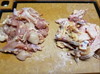 step3: 半隻鮮雞剪去皮,肥膏及雞骨不要,再將雞肉切件