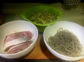 step1: 材料：
鯇魚腩 半個
大豆芽 半斤
紅薯粉 100g
蒜頭 4粒(拍扁)
乾辣椒 10隻
野生乾辣椒 10隻(可用乾辣椒代替)
指天椒 3隻（切圈)
清雞湯 1杯
料理酒 2湯匙
桂林辣椒醬 1湯匙
辣豆瓣醬 1湯匙
蠔油 1湯匙
黃糖 1湯匙
花椒 3茶匙