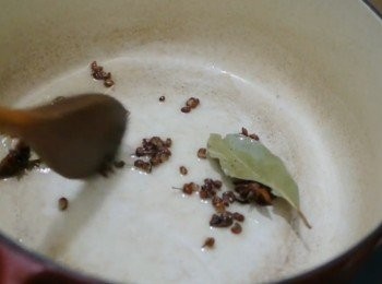step1: 大火熱鍋落油, 爆香香葉, 花椒, 八角