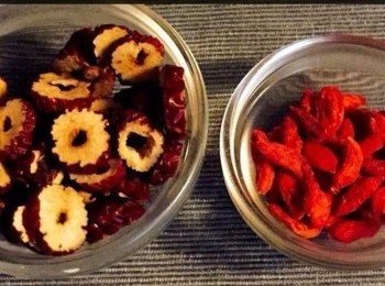step3: 紅棗5-6粒，去核切碎。
杞子適量。