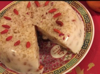 step7: 然後再以將清水煲滾，倒入魚膠粉和砂糖慢慢攪勻直至煮溶。

粟粉加入清水慢慢拌勻成麵糊直至沒有粉粒，再將麵糊倒入魚膠粉糖水內，不停的攪勻，最後加入桃膠、紅棗和椰奶一起慢煮7-8 分鐘便可，再將它倒入容器內冷卻片刻。完成後把它放在雪櫃內冷藏大半天或一天，便成一款清爽的甜糕。



想知道我更多食譜，可去我Facebook 專頁。
https://m.facebook.com/carlineki/