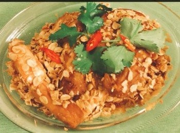 step6: 將燕麥片放入鍋內炒，加上油和牛油炒至金黃色，將蝦倒入一起炒至燕麥片黏在蝦上，最後落少許紅椒碎拌勻便可上碟，再放上少許芫茜碎便成。


想知道我更多食譜，可去我Facebook 專頁。
https://m.facebook.com/carlineki/
