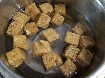 step1: 65g乾烤麩用水浸軟，其間換水兩次去酸味