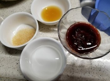 step4: 預備好<span class="group_2">調味料</span>:先將2湯匙素蠔油加入1茶匙砂糖及40g食用開水拌勻,1茶匙麻油及1茶匙老抽待用