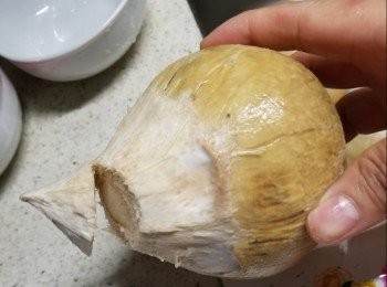 step1: 椰皇先切去少許尖部位,不要切太多(可參考我youtube開椰皇方法片段)
