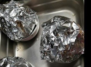 step5: 用錫紙將整個椰皇包起再放回碗中