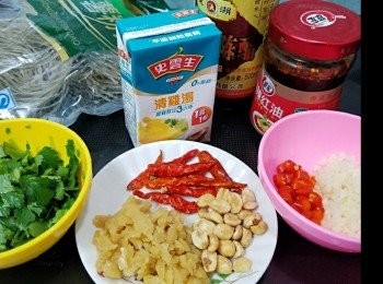 step1: 預備材料... 其中蒜切碎、芫荽切細段、 指天椒切粒!