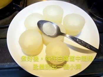 step3: 白蘿蔔煮好後，每件白蘿蔔中間用匙羹刮出一個小洞