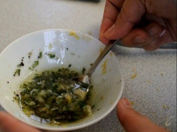 step1: 先混合3條迷迭香切碎, 4瓣蒜頭壓成蓉, 1個檸檬皮削皮, 檸檬汁,海鹽, 現磨黑胡椒粉, 橄欖油,