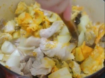 step4: 肉片變至變色後加入薑黃粉