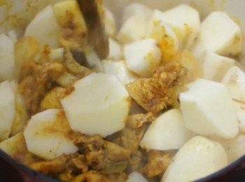 step8: 加入薯仔, 略炒