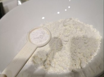 step1: 先把低筋麵粉和梳打粉混好