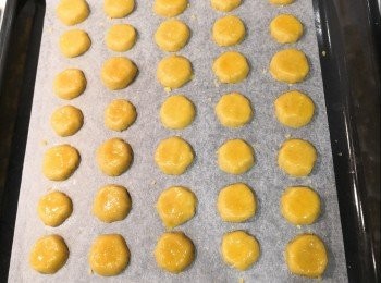 step7: 再將麵糰分成40小粒，每粒要壓成圓扁狀，中間略為小凹，再搽上蛋液