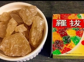 step4: 冰糖40克或適量 。
魚膠粉半包。

水適量。