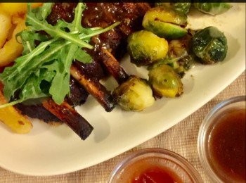 step7: 上桌時將薯條和小椰菜配以
燒烤好了好豬肋排，再淋上醬汁便成。


想知道我更多食譜，可去我Facebook 專頁。
https://m.facebook.com/carlineki/