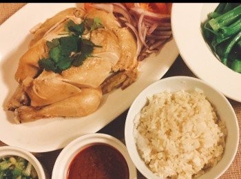 step5: 薑蓉葱醬：
薑蓉、葱，切碎加雞油落鍋略炒攪均有便可。
或以黑甜豉油一起吃，這可吃出雞皮香滑，肉嫩的甜味出來。再加上一碗香茅油雞飯和油菜，真是別有一番風味。