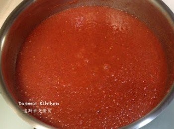 step7: 再轉小火 ，繼續熬煮約35分鐘直至剩下少許水分 （或煮到木杓刮盆底出現明顯痕跡為止）(愈煮顏色會愈紅！)