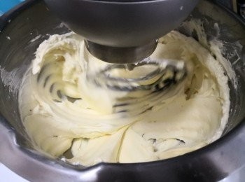 step3: 芝士置室溫軟化+糖打滑，加入蛋打勻