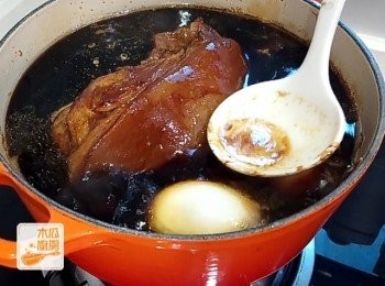 step7: 汁液隔渣，撇走表面多餘的油份，和元蹄用中火煮至汁液濃縮，用鹽作最後調味 (此時可以加入雞蛋👍)