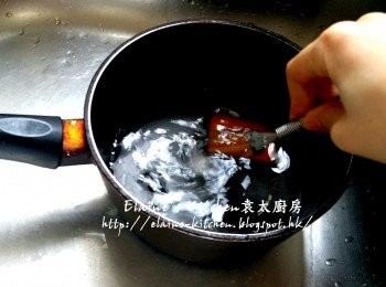 step4: 白砂糖 , 片糖放入煲內 , 加入300ml水用慢火慢慢煮至片糖溶掉