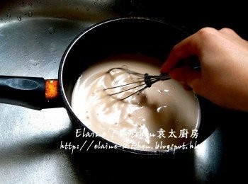 step2: 期間將黃糖放入煲內 , 逐一加入鹽 , 水 , 椰漿拌勻