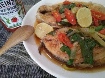 step3: 將紅魽【澎湖野生水產】下鍋煎，蓋鍋蓋，煎約5-10分鐘後，轉中小火續煎2片紅魽【澎湖野生水產】輪切片，雙面全煎至呈金黃色，
