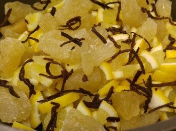 step5: 分多層鋪上冰糖和檸檬片, 再撒上陳皮絲, 最後蓋蓋放入蒸爐, 爐温100度蒸燉18小時。(可使用電子燉盅。)