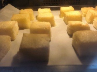 step3: 將麵包均勻放在已鋪上烘焙紙的焗盤上，以160度焗約7分鐘，反轉再焗約7分鐘至整粒金黄。